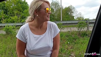 Geile Blonde Joggerin lutscht Schwanz von Fremden im Auto bei Fahrt zum Bahnhof - German Car